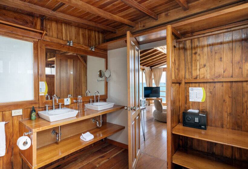 סוויטה, Blu Galapagos Sustainable Waterfront Lodge