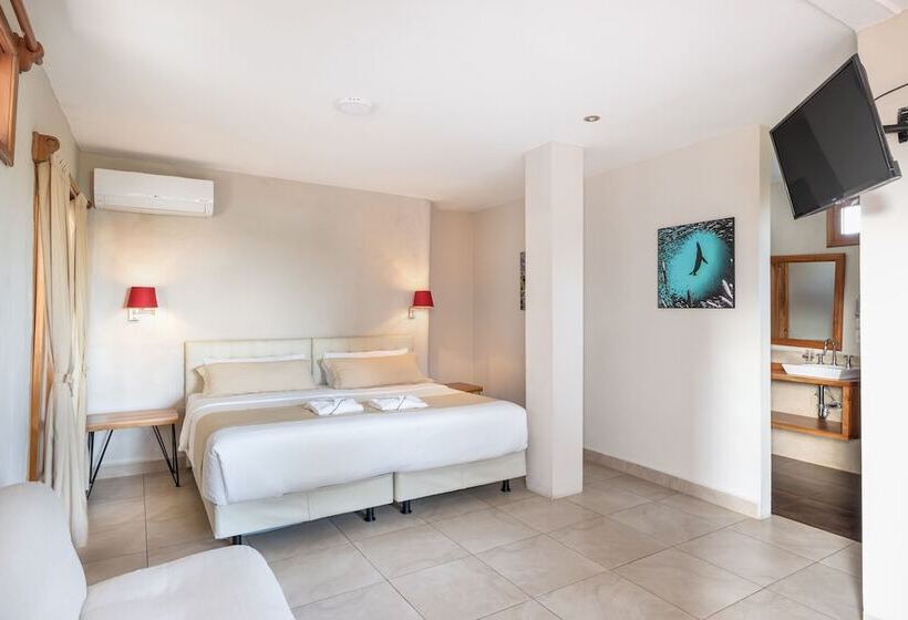 Полулюкс, Blu Galapagos Sustainable Waterfront Lodge