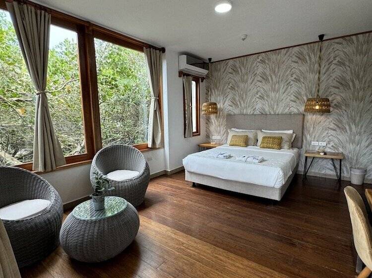 Полулюкс, Blu Galapagos Sustainable Waterfront Lodge