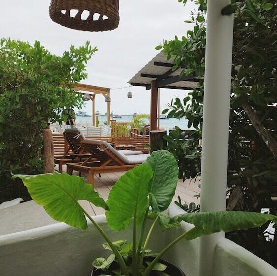 Полулюкс, Blu Galapagos Sustainable Waterfront Lodge