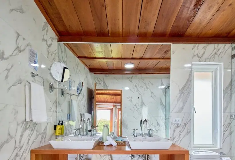 سوییت, Blu Galapagos Sustainable Waterfront Lodge