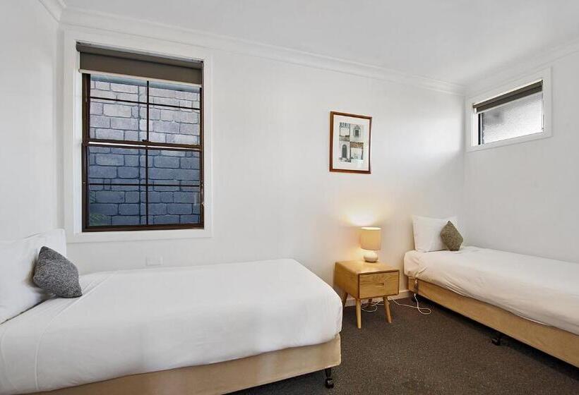 两卧行政公寓, Olde Tudor