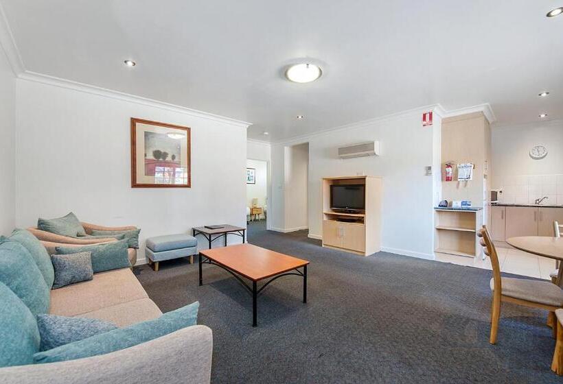 两卧行政公寓, Olde Tudor