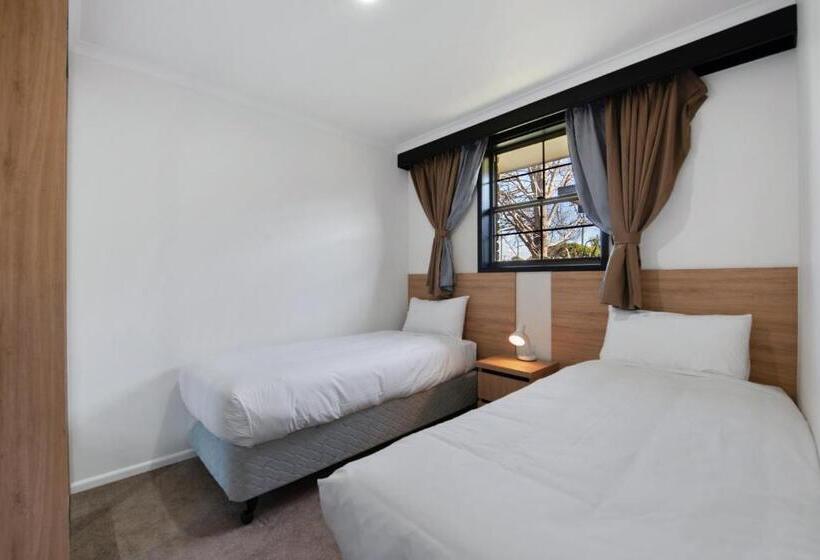 דירת שלושה חדרים, Olde Tudor