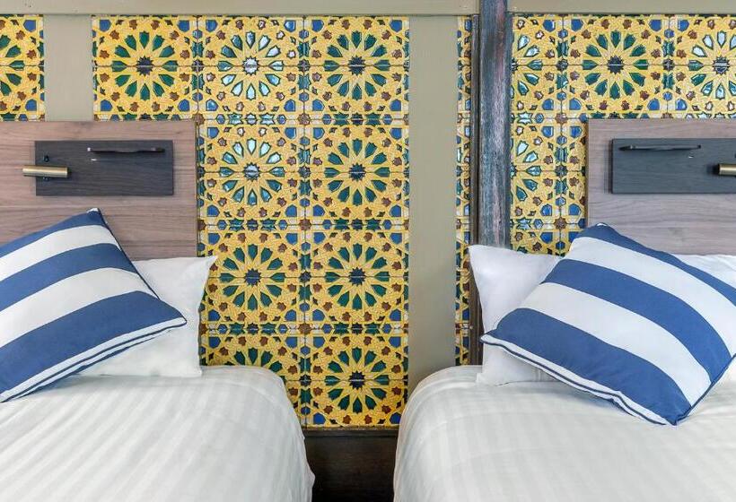 اتاق لوکس خانوادگی, Criterion Hotel Sydney