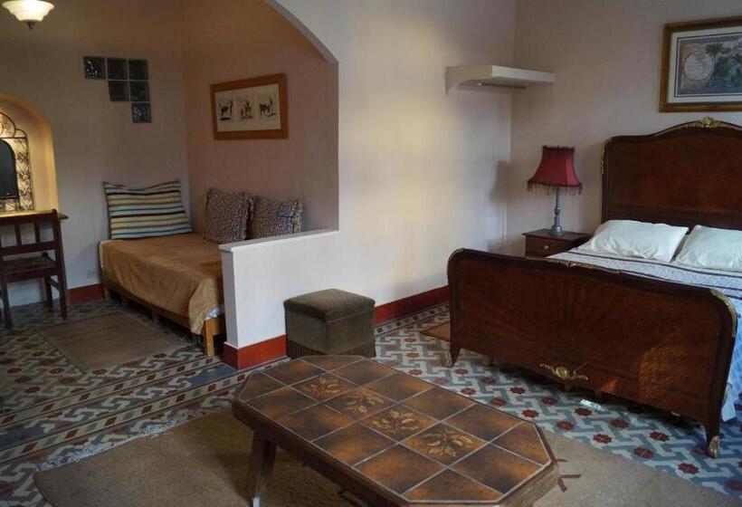 سوییت لوکس, Dar Omar Khayam