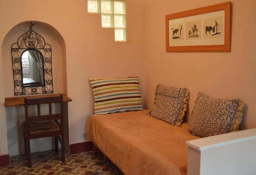 سوییت لوکس, Dar Omar Khayam