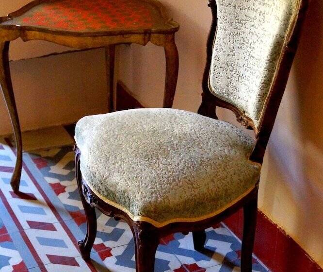 سوییت لوکس, Dar Omar Khayam