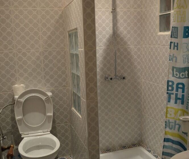 سوییت لوکس, Dar Omar Khayam