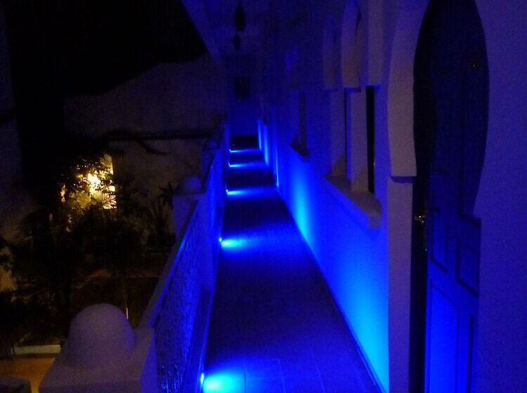 سوییت لوکس, Dar Omar Khayam