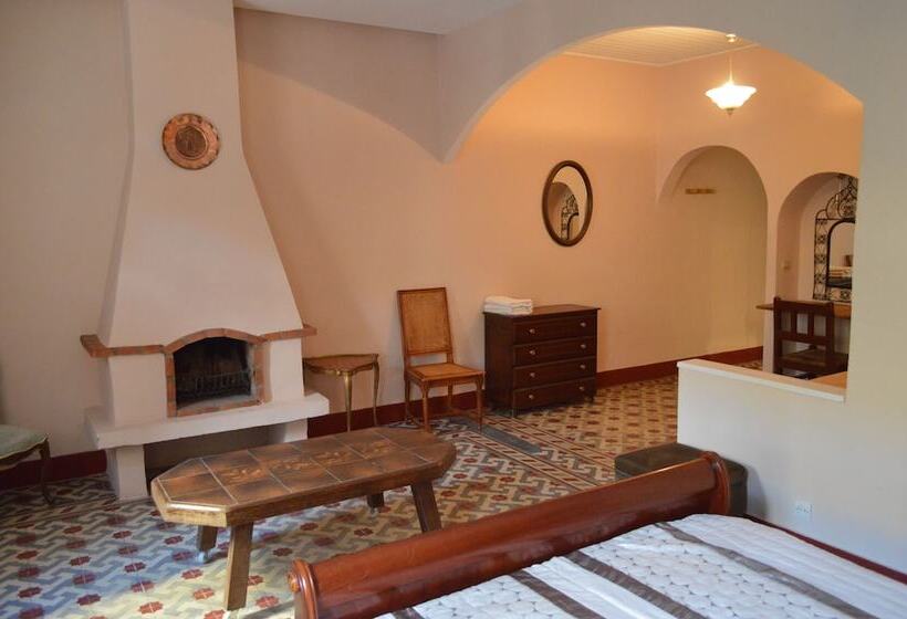 سوییت لوکس, Dar Omar Khayam