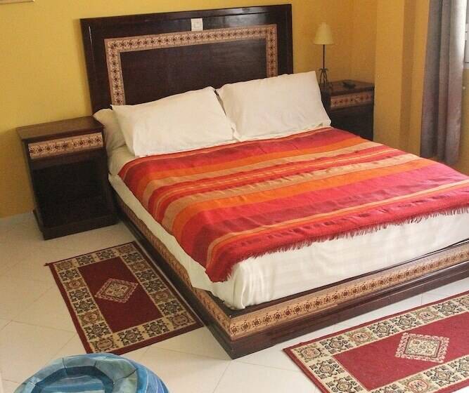 سوییت لوکس, Dar Omar Khayam