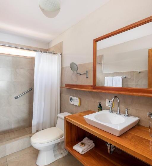 סוויטת ג'וניור, Blu Galapagos Sustainable Waterfront Lodge