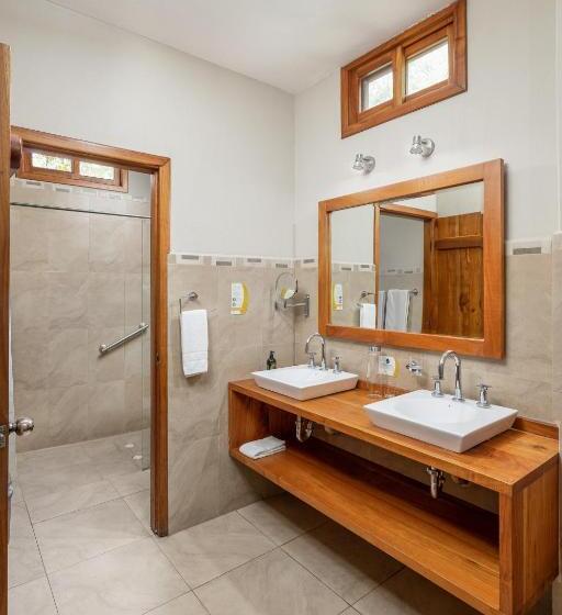 Полулюкс, Blu Galapagos Sustainable Waterfront Lodge