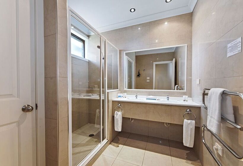 两卧行政公寓, Olde Tudor