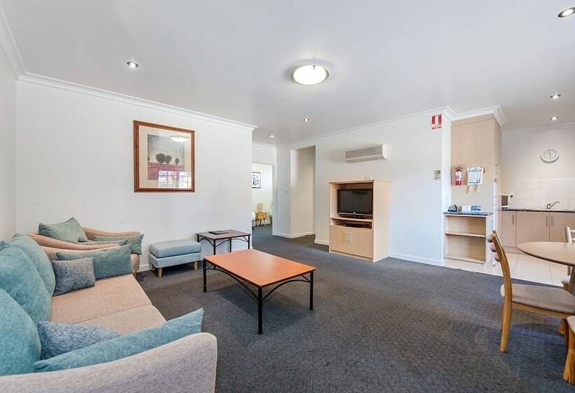 两卧行政公寓, Olde Tudor