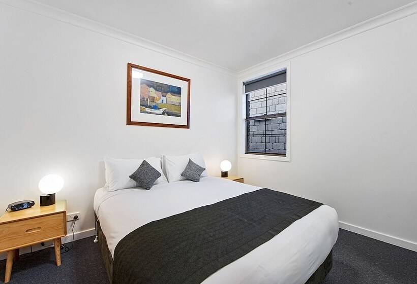 两卧行政公寓, Olde Tudor