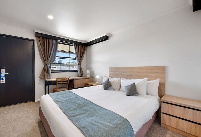 סוויטה אקזקיוטיב, Olde Tudor