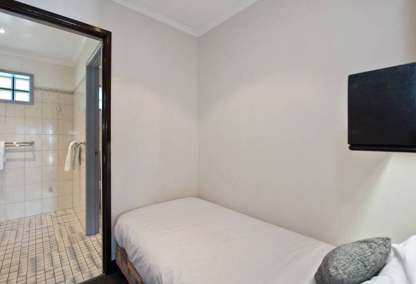 מיטת קינג בסוויטה, Olde Tudor