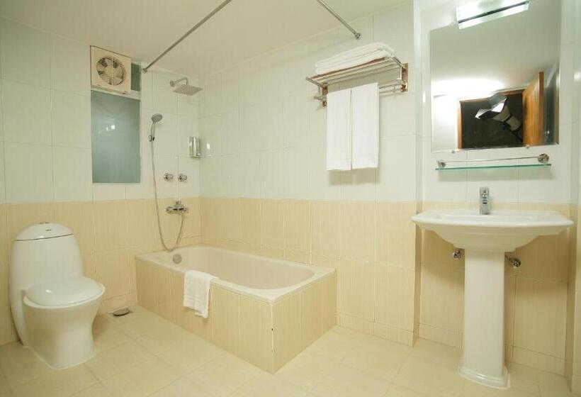 اتاق خانوادگی, Richmond Hotel & Suites