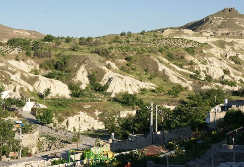 Perhehuone, Sinasos Palace Cave