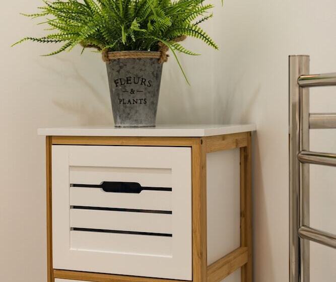 스탠다드 스튜디오 킹침대, The Captains Motel