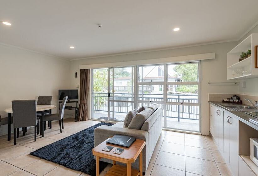 침실 1개 아파트, The Captains Motel