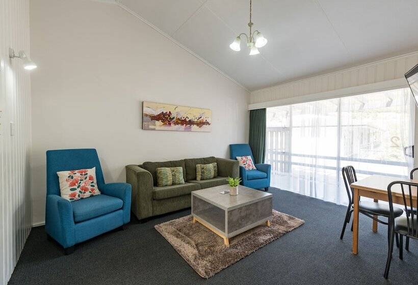 침실 2개 아파트, The Captains Motel