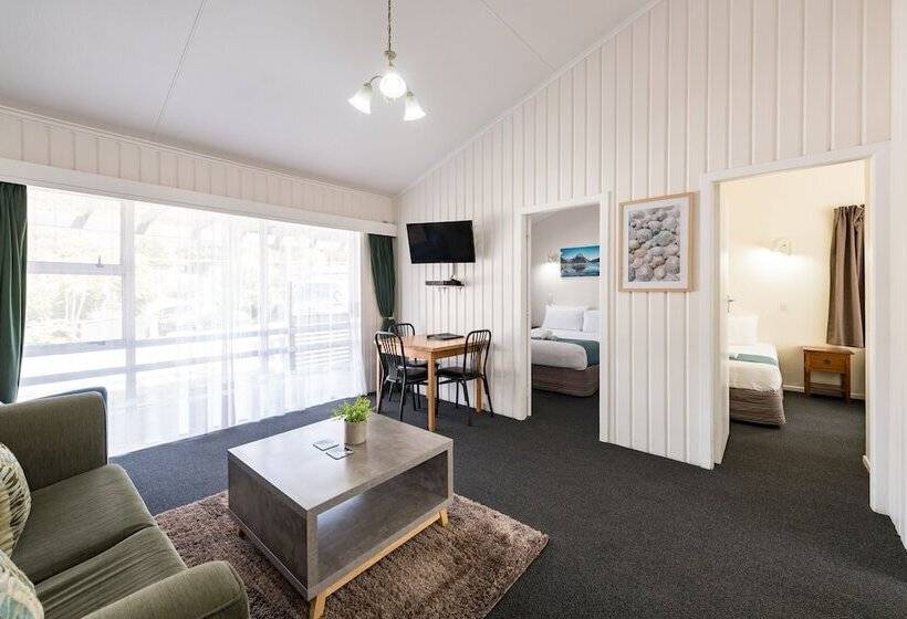 침실 2개 아파트, The Captains Motel