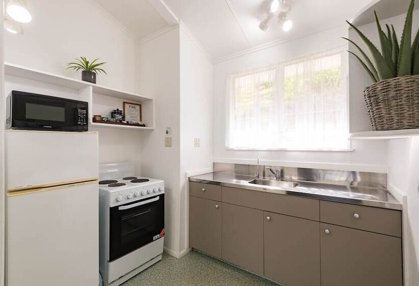 침실 2개 아파트, The Captains Motel