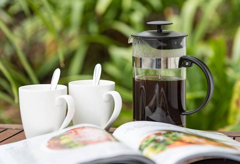 침실 2개 아파트, The Captains Motel