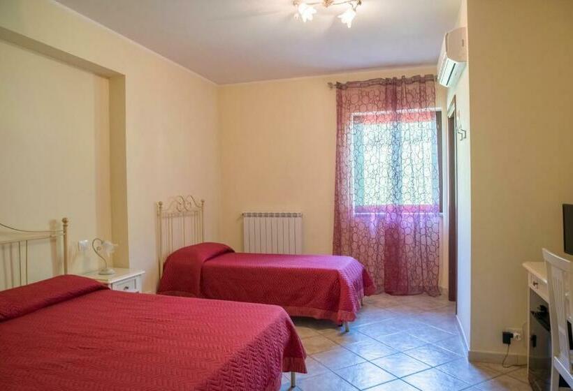 חדר סטנדרט לשלושה, L Infinito