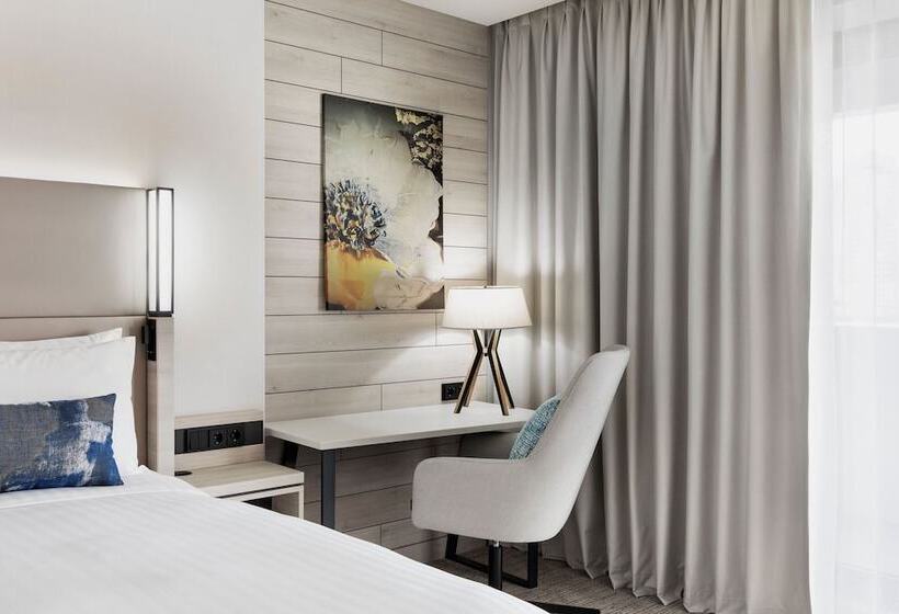 اتاق استاندارد با بالکن و چشم‌انداز دریا, Courtyard By Marriott Batumi