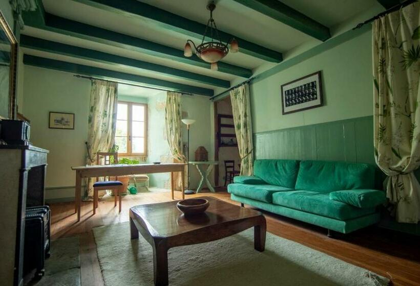 غرفة قياسية مطلّة علي حمام السباحة, Château De Sothonod