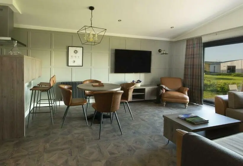 2ベッドルームアパートメント, Dundonald Links