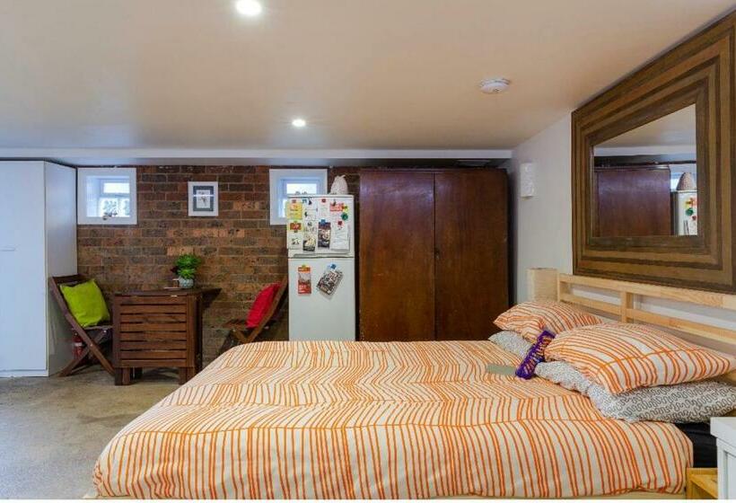 스탠다드 스튜디오, Modern & Homely Comfort