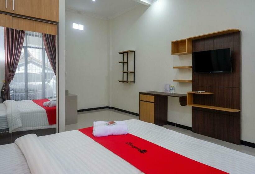 Номер Deluxe, Reddoorz Near Terminal Tirtonadi 2