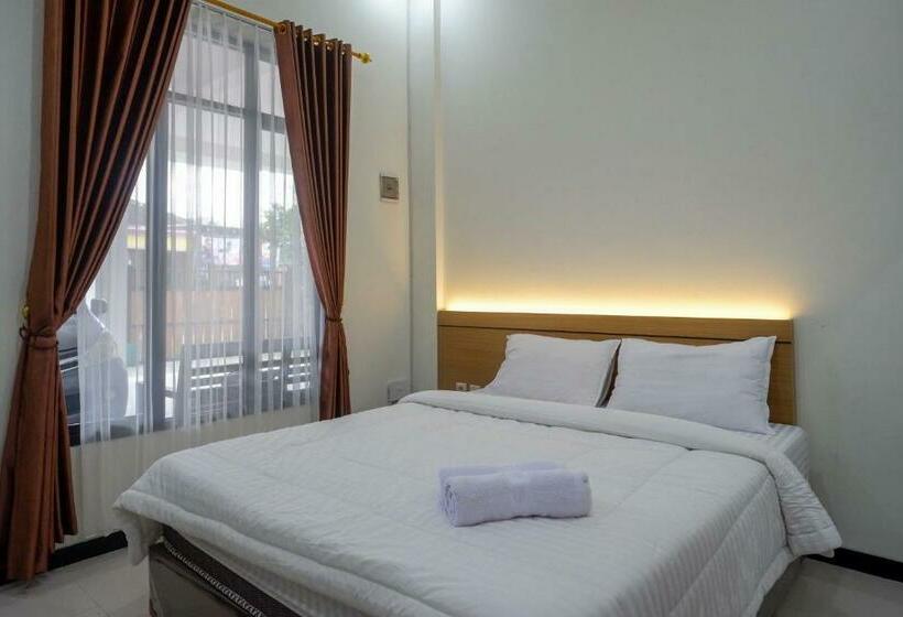 Номер Deluxe, Reddoorz Near Terminal Tirtonadi 2