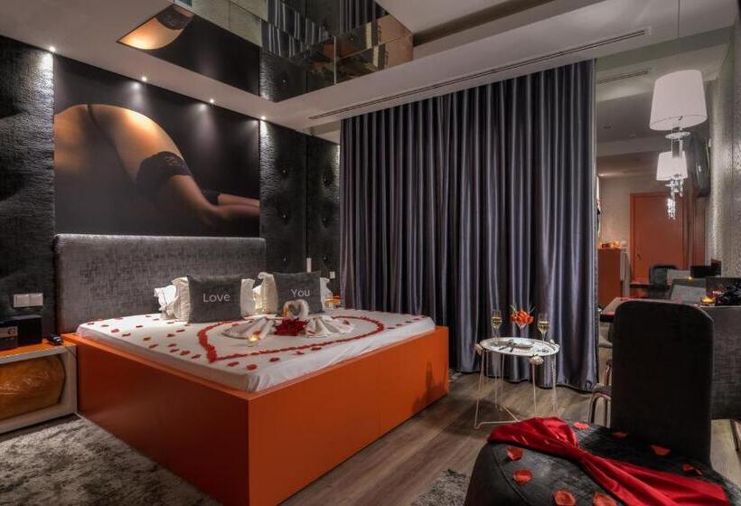 Номер Deluxe, Motel Emoções