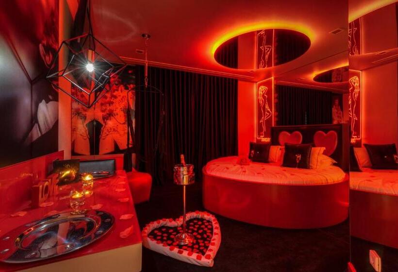 Номер Deluxe, Motel Emoções