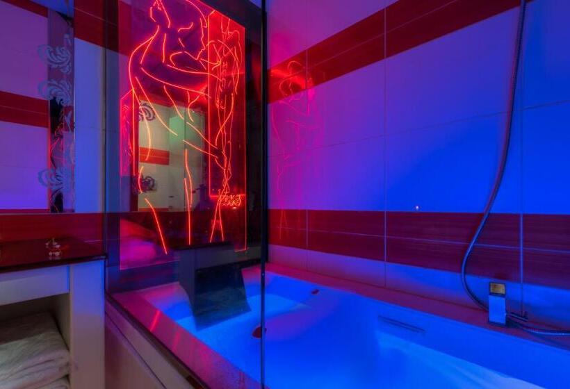 Номер Deluxe, Motel Emoções