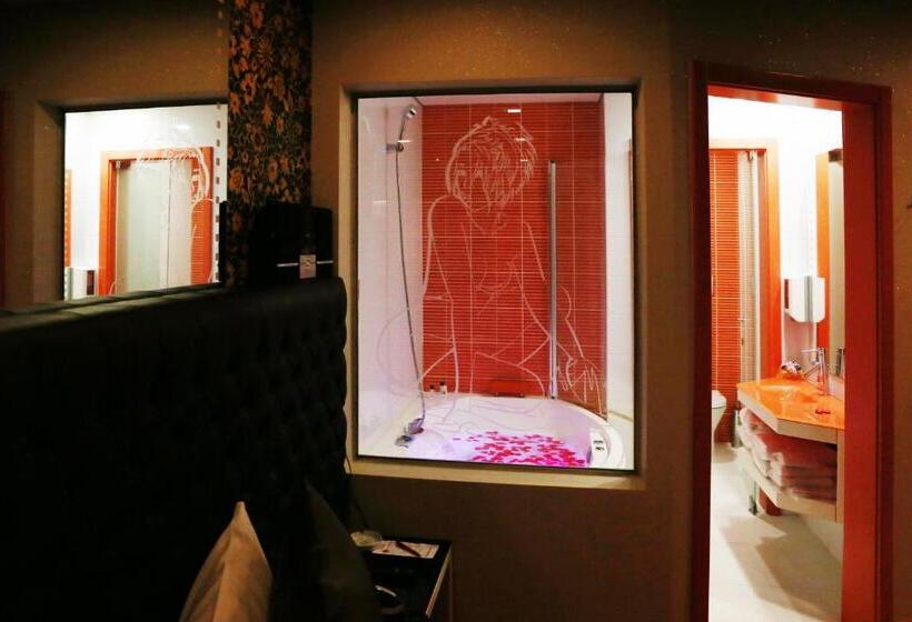 Номер Deluxe, Motel Emoções