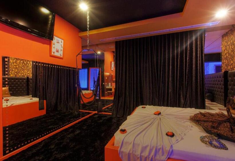 Номер Deluxe, Motel Emoções