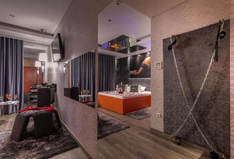 Номер Deluxe, Motel Emoções