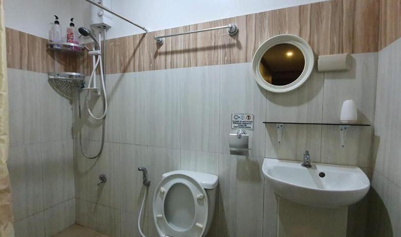 اتاق چهار تخته با دستشویی مشترک, Casa Familya