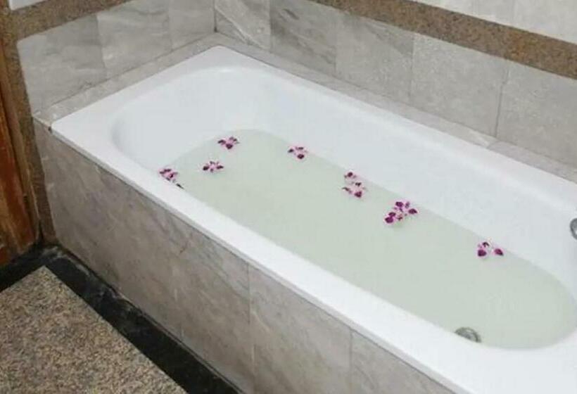 标准间, 13 Coins Bang Yai