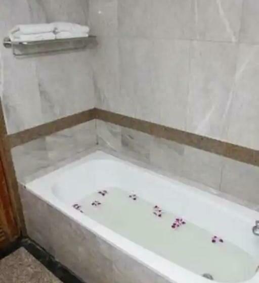 标准间, 13 Coins Bang Yai