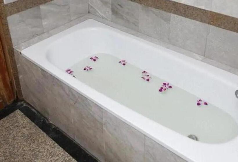 基本间, 13 Coins Bang Yai