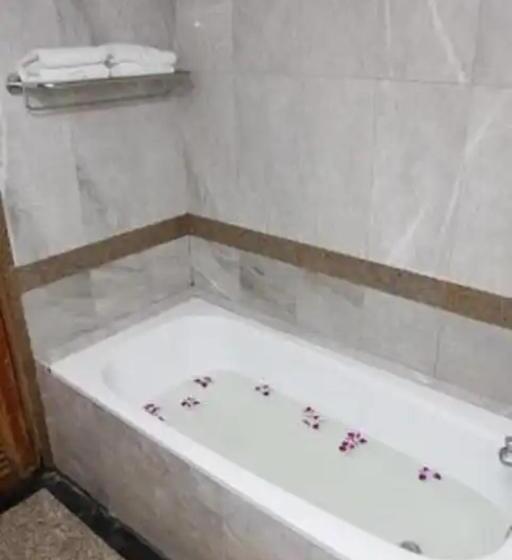 基本间, 13 Coins Bang Yai