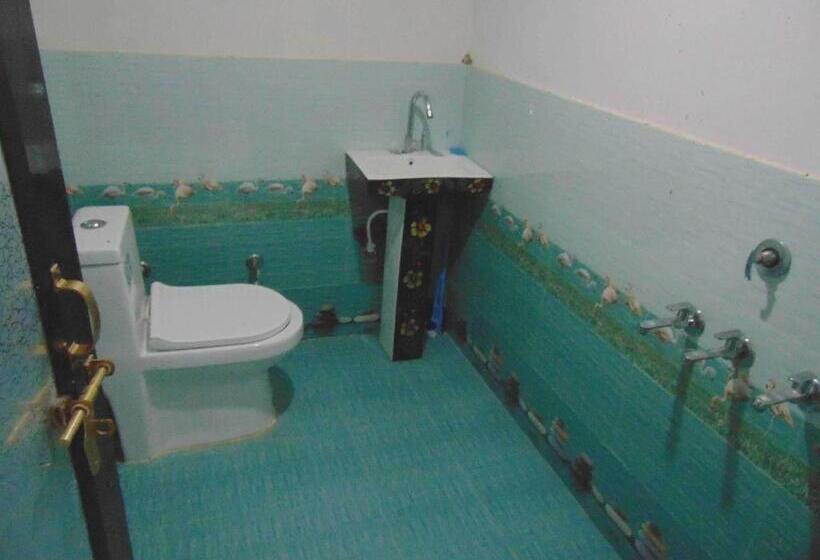 غرفة قياسية ثلاثية, Spot On Up86